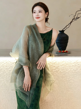 真丝混纺香槟围巾披肩女春秋外搭时尚披肩桑蚕丝轻盈薄款双层纱巾