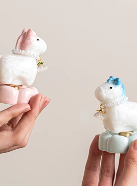 景德镇转转小马陶瓷汽车桌面摆件