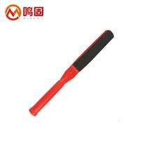 A pig-catching machine manually moves the pig to catch a pig to catch a pig to catch a pig-baton baton-baton-batter baton manually.