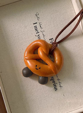 毛衣链独特仿真树脂牛角包项链女款牛角包小红书同款发酵麂皮绳