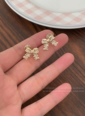 白色油画感蝴蝶结蚊香盘耳夹