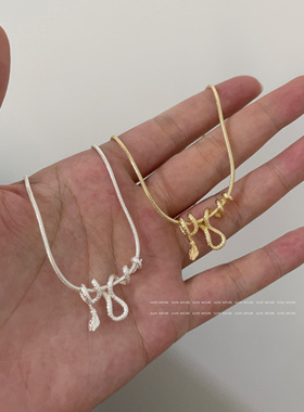 设计感灵蛇缠绕吊坠项链女