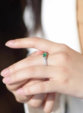 S925银镶嵌祖母绿宝石戒指