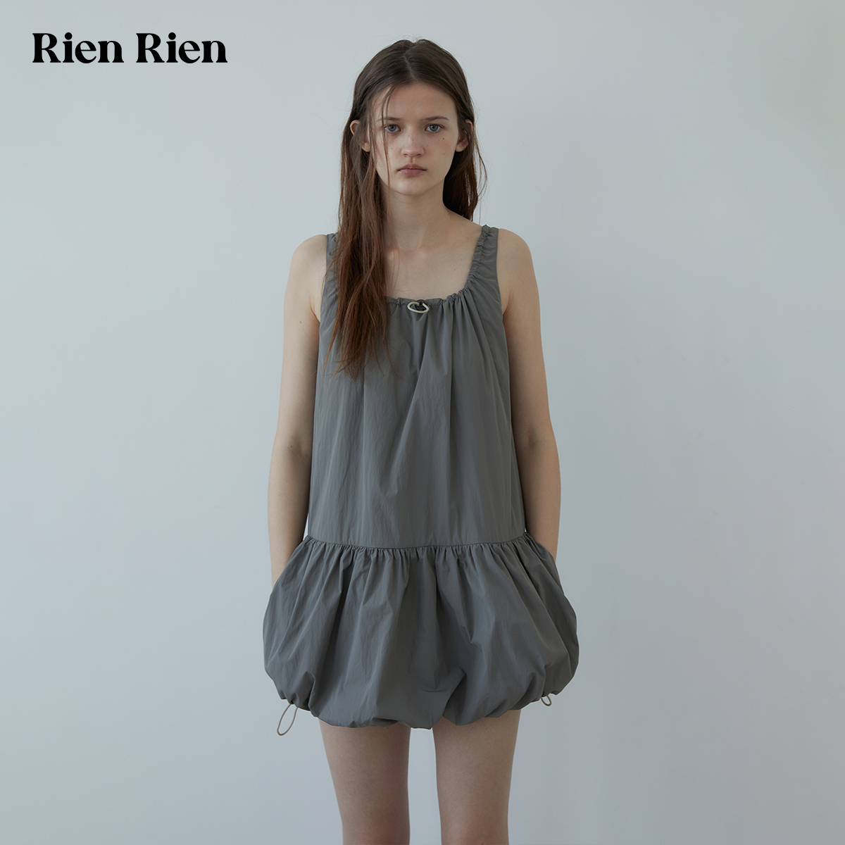 Rien Rien 吊带抽绳花苞连衣裙 抽褶休闲短裙｜灰/白 Nora Dress - 图2