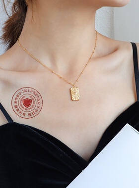 欧美简约冷淡风方牌浮雕菊花吊坠项链 钛钢镀18k金小众设计感首饰