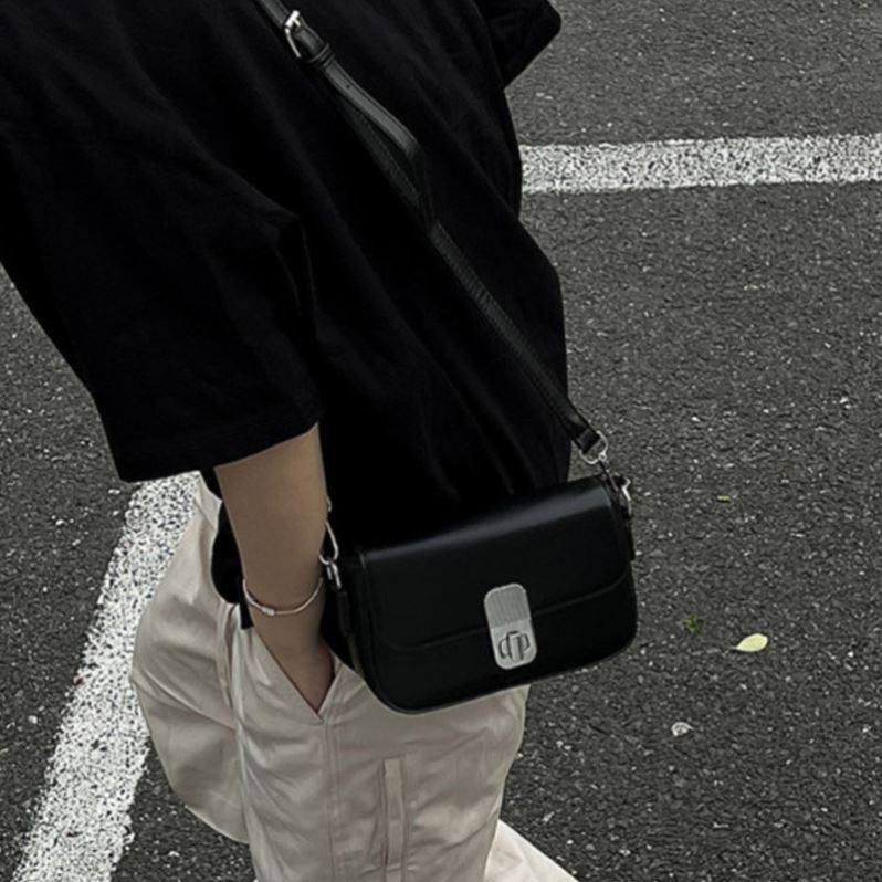 韩版ins中性风横款方形小方包男女休闲翻盖皮质斜挎包高级感单肩,淘宝优惠券,粉丝福利购,淘宝优惠卷