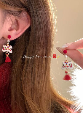 新年红色丝绒流苏醒狮耳钉高级感新中式独特漂亮耳环2026过年耳饰
