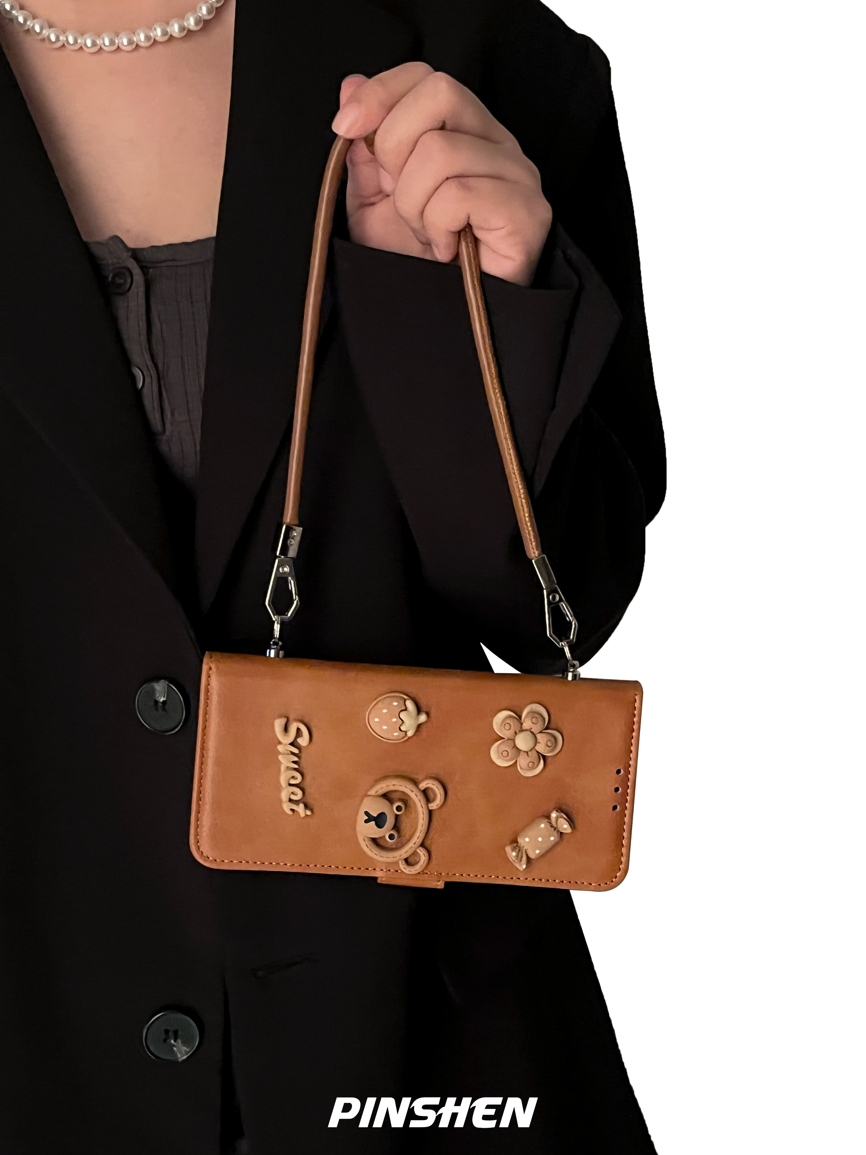 原创小众磁吸翻盖大地色小熊手提斜挎皮绳适用华为mate80pro手机壳全包防摔高级感个性秋冬新款苹果17保护套,淘宝优惠券,粉丝福利购,淘宝优惠卷