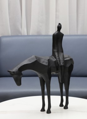 北欧电视柜铸铁牧马人家居摆件