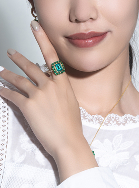 绿色宝石装点的花边设计