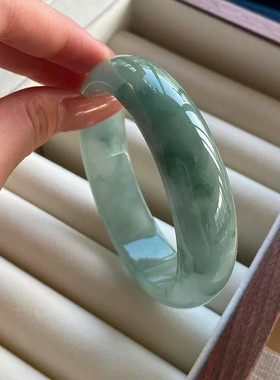 缅甸糯豆种翡翠手镯冰透