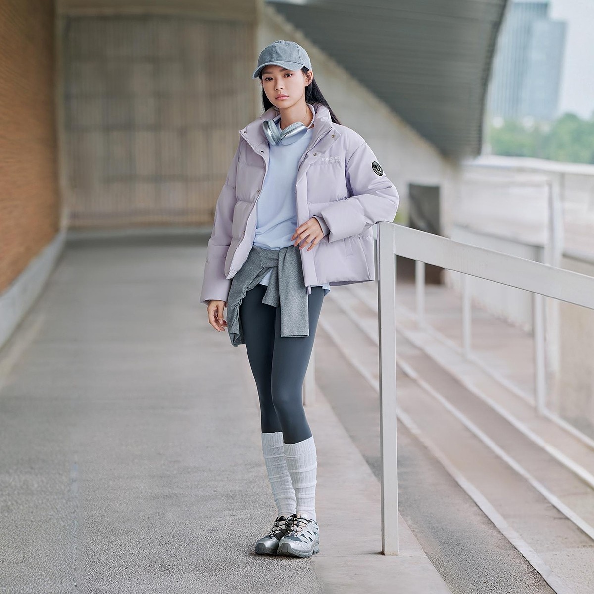 波司登2025新款冬季短款立领羽绒服女时尚运动加厚情侣面包服保暖