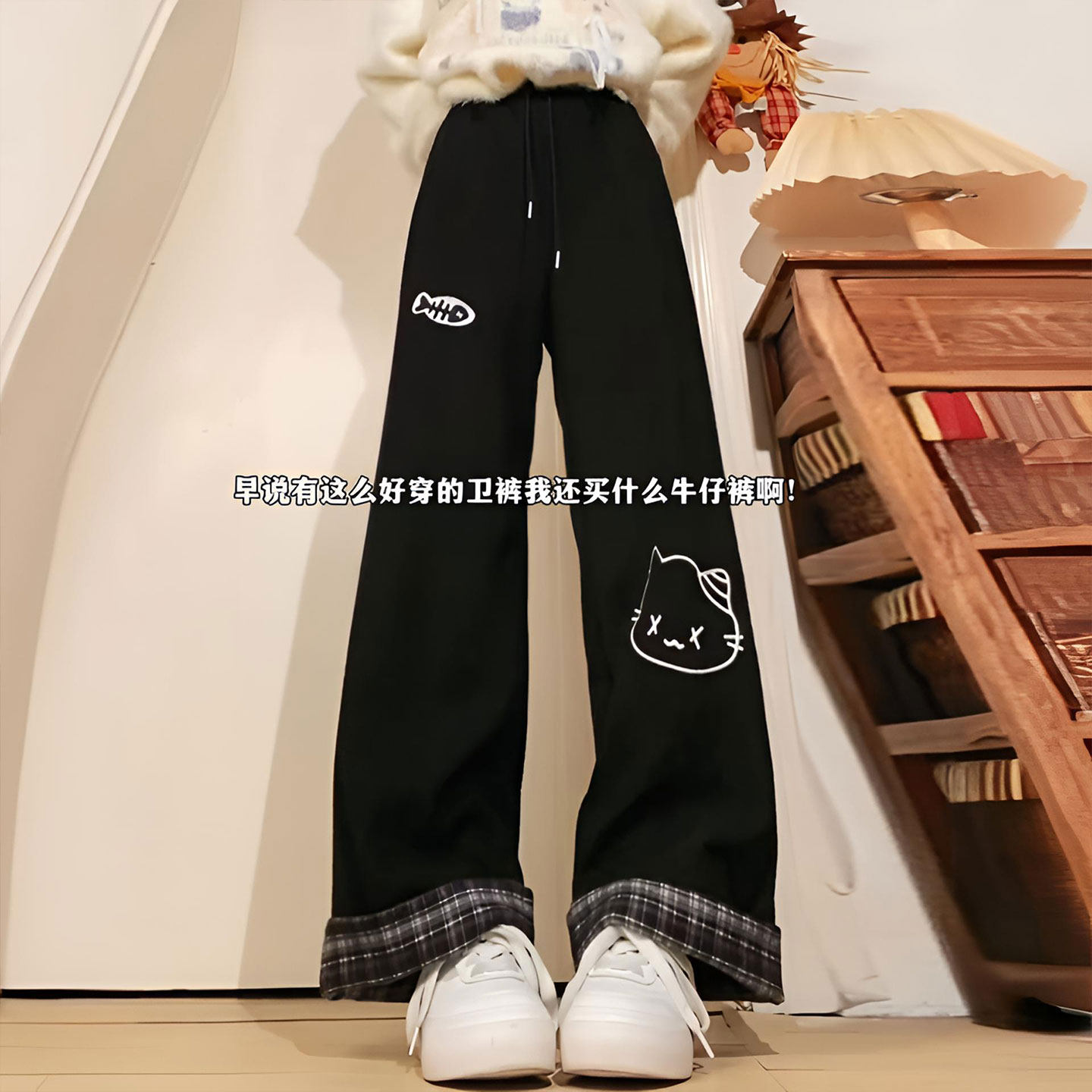 大码女装胖mm格子翻边黑色显瘦卫裤女学院风卡通印花休闲阔腿裤子,淘宝优惠券,粉丝福利购,淘宝优惠卷