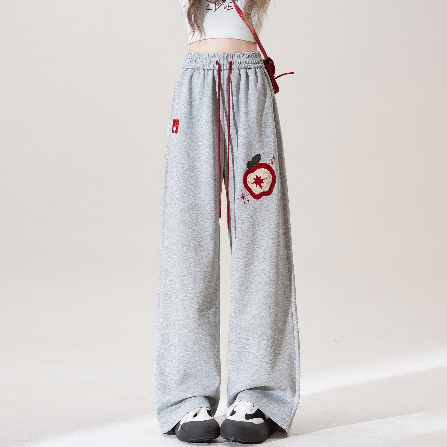 300斤特大码卡通刺绣休闲卫裤女胖mm简约慵懒风灰色运动阔腿裤子 - 图3