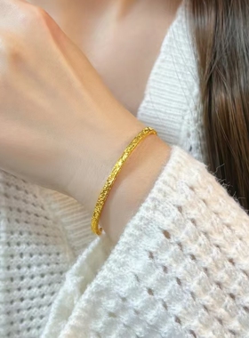 六福珠宝新款闪耀碎碎冰黄金手镯