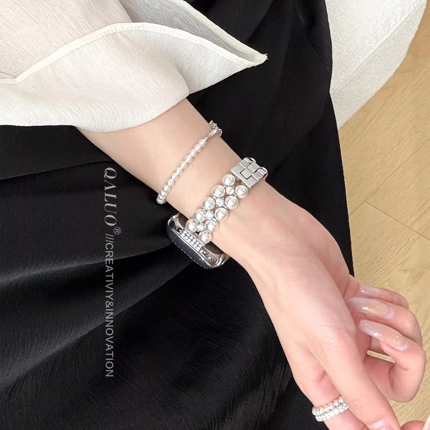 QALUO新款小香风仿珍珠表带适用apple watchS11/S10表带iwatch9苹果手表se/8/7/6/5/4代41/45mm金属高级女生 - 图3