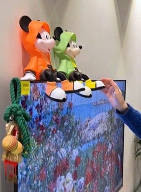 风衣米奇坐姿摆件入户玄关酒柜高级感客厅电视柜装饰小众手办轻奢