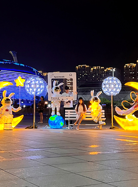 发光卡通太空兔子玻璃钢雕塑网红打卡美陈月光兔装饰宇航员大摆件