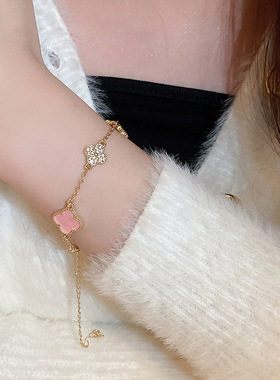 粉色四叶五花项链女款2025新款爆款配饰轻奢小众毛衣链高级感颈链