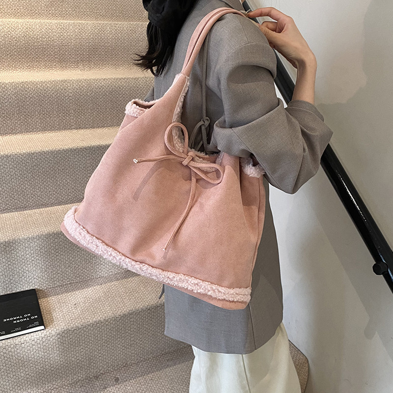 手拎时尚粉色水桶包女2024秋冬新款复古百搭大容量单肩包通勤女包,淘宝优惠券,粉丝福利购,淘宝优惠卷