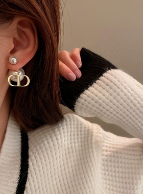 3件套新款小众设计感cd字母耳钉时尚高级感仿珍珠项链手链三件套