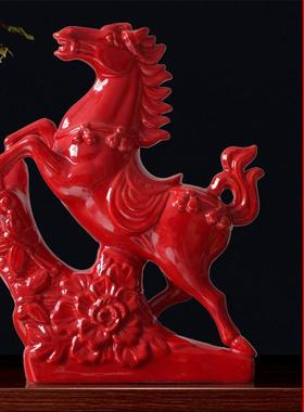大红色陶瓷马饰品，用于家庭客厅和办公室装饰，吸引财富风水马立