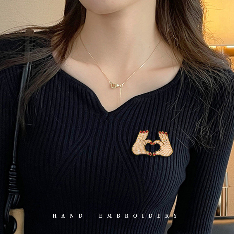 爱心手势胸针女高档精致衣服别针配饰高级感手工刺绣背包帽子饰品