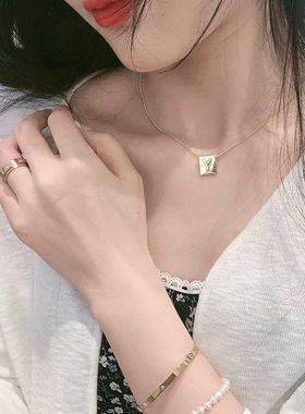 lisa同款字母方牌项链方块吊坠新款欧美26英文网红18K金女锁骨链