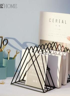 北欧风简约铁艺三角杂志报刊架创意书房书架办公室桌面装饰品摆件