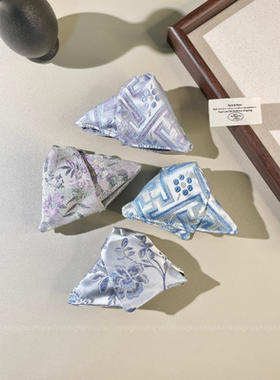 新中式宋锦碎花缎面三角抓夹