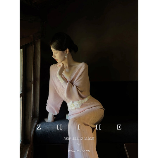 无艳一禾【致爱丽丝】法式中长款粉色收腰V领羊毛连衣裙女针织裙