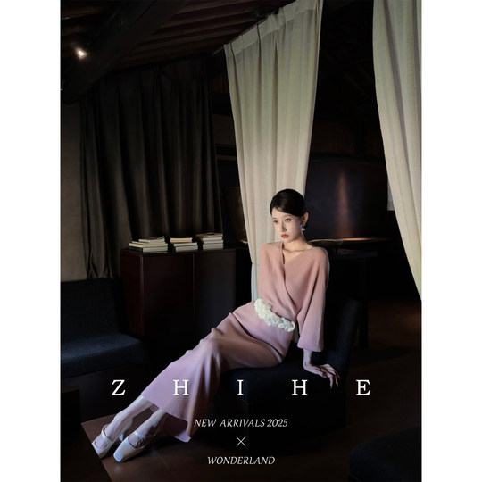 无艳一禾【致爱丽丝】法式中长款粉色收腰V领羊毛连衣裙女针织裙