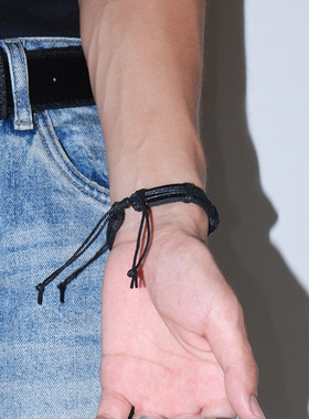 欧美复古黑色十字真皮配饰手环