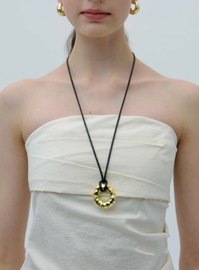 大号肌理圆形皮绳项链可调节小众设计时尚轻奢精致百搭吊坠毛衣链