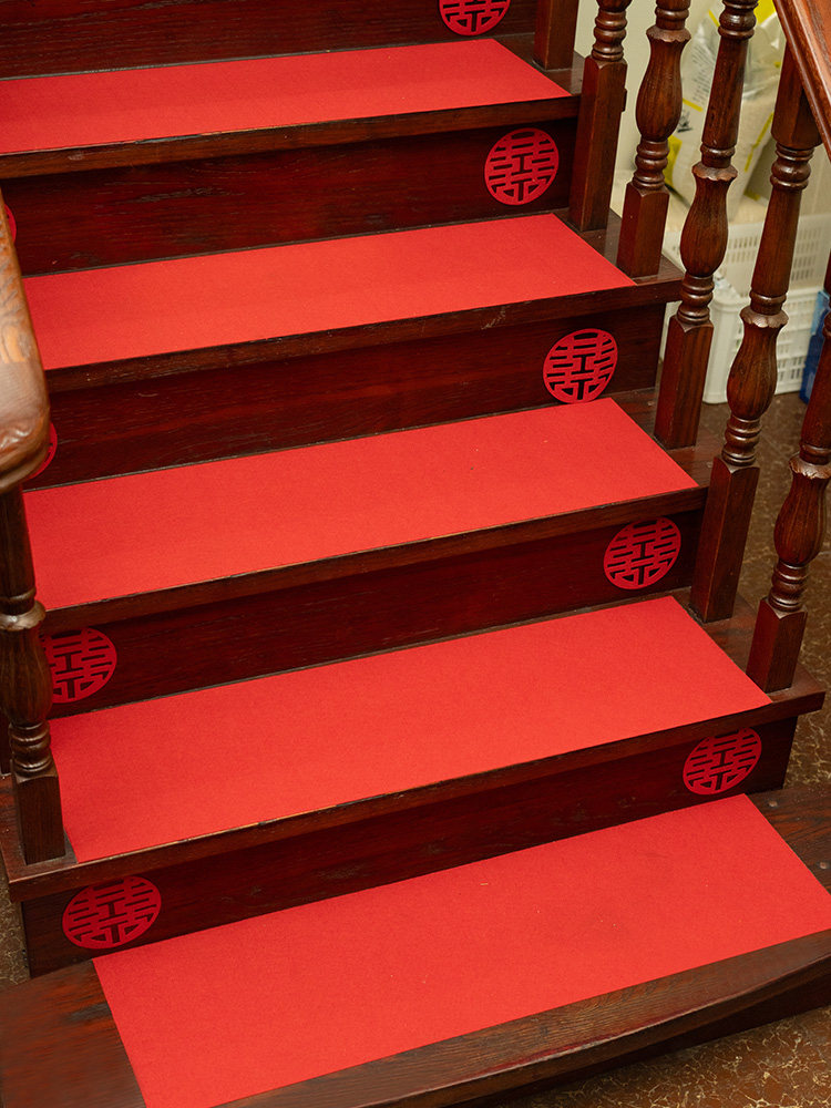 Self-adhesive glue-free red carpet stair mat Mo Xueqing