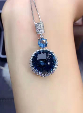镶嵌蔚蓝色锆石时尚精致吊坠水灵