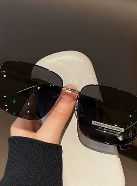 有这副偏光墨镜，高速驾驶稳稳的