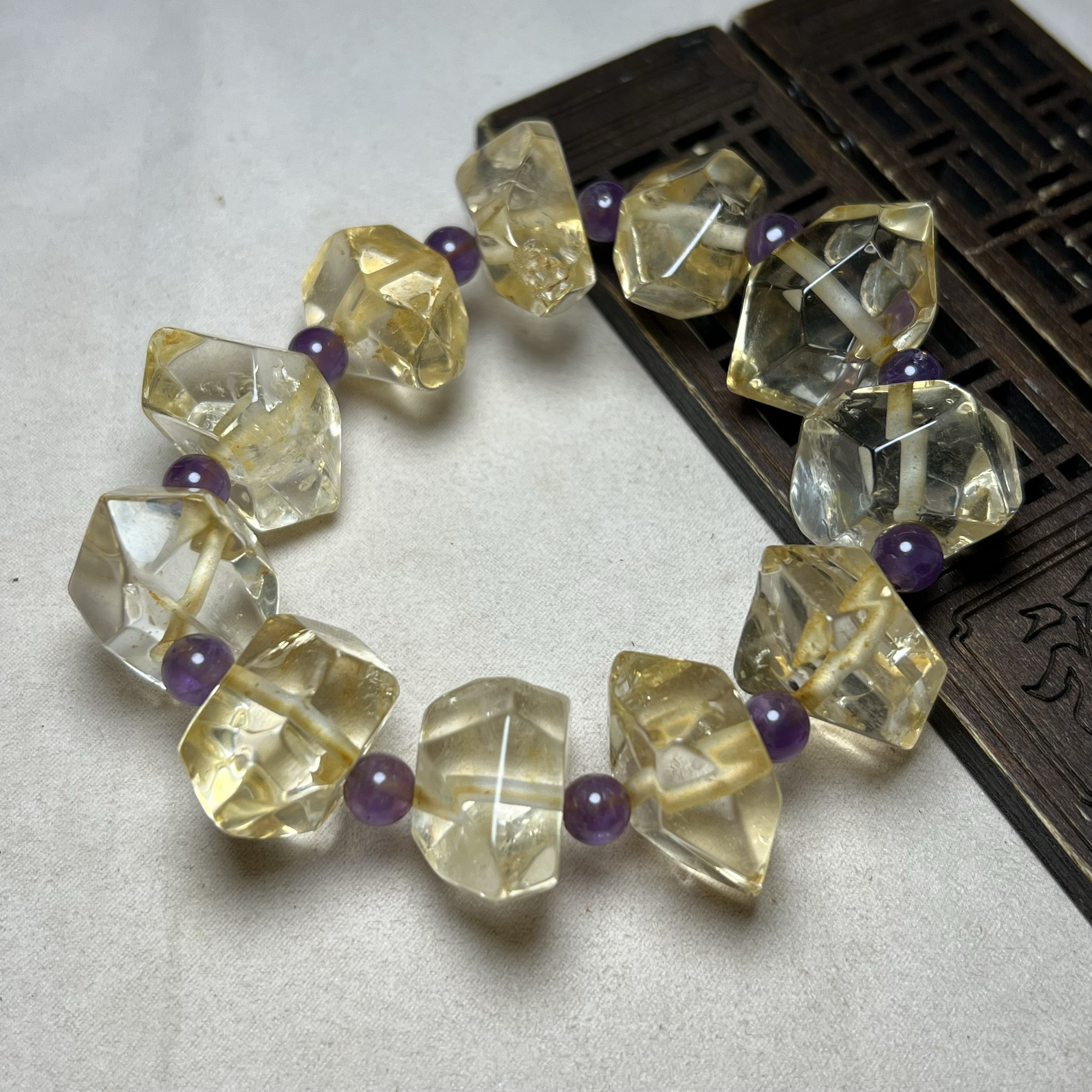 Antiques and miscellaneous jade collections, old white crystal, irregular rough stones, special-shaped bracelets, natural old crystal beads