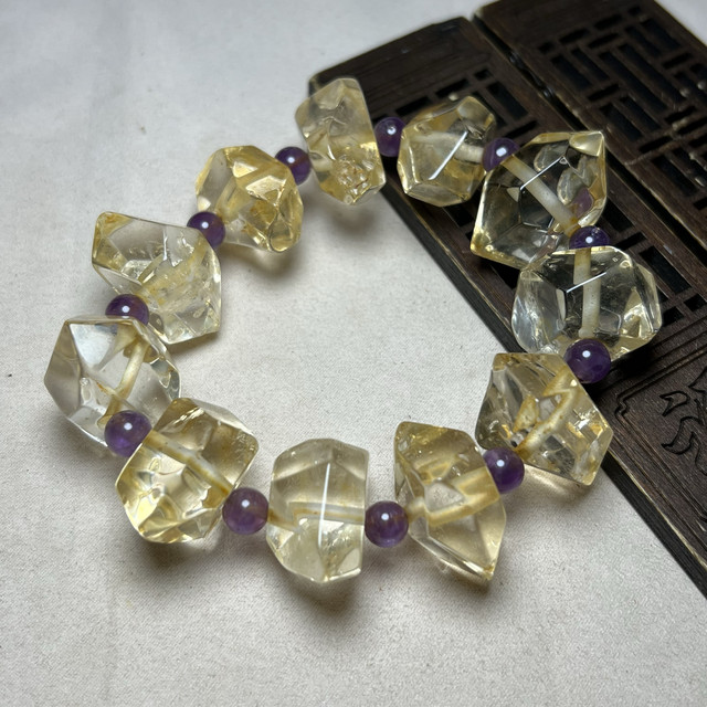 Antiques and miscellaneous jade collections, old white crystal, irregular rough stones, special-shaped bracelets, natural old crystal beads