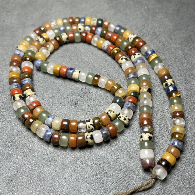 Antiques and miscellaneous natural crystals and semi-precious stones, straight-cut old-style wheel beads, spacers, beads, loose beads, bracelet materials and accessories