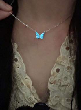 夜光蝴蝶发光项链轻奢灵动森系生日礼物送闺蜜女友日韩时尚百搭