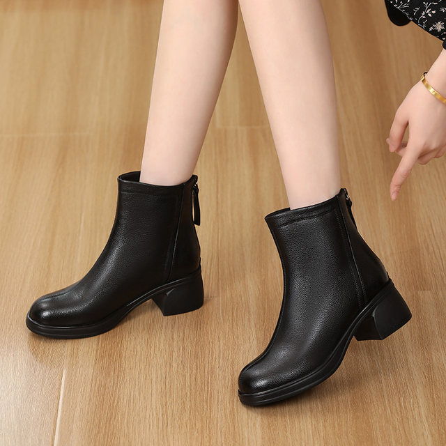 Xiangxiniao 2025 new style short boots for women, medium thick heel, slimming