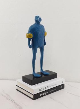 北欧轻奢创意潜水员人物雕塑家居客厅桌面书房样板间软装饰品摆件