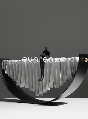 简约现代轻奢黑色金属坐姿人物摆件样板房售楼处客厅玄关装饰品