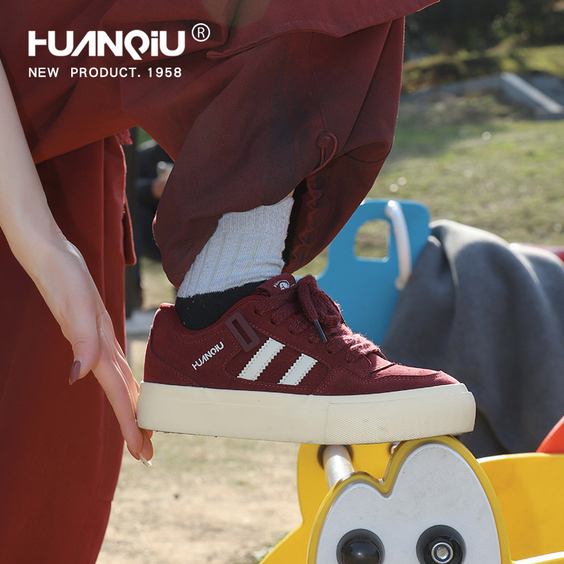 环球厚底面包鞋女款2026秋冬新款休闲鞋子超火红色百搭运动板鞋女