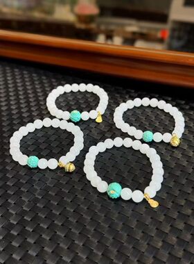 经典白玉手串8mm素雅珠体搭配少量配饰做细节提亮，整体设计简洁
