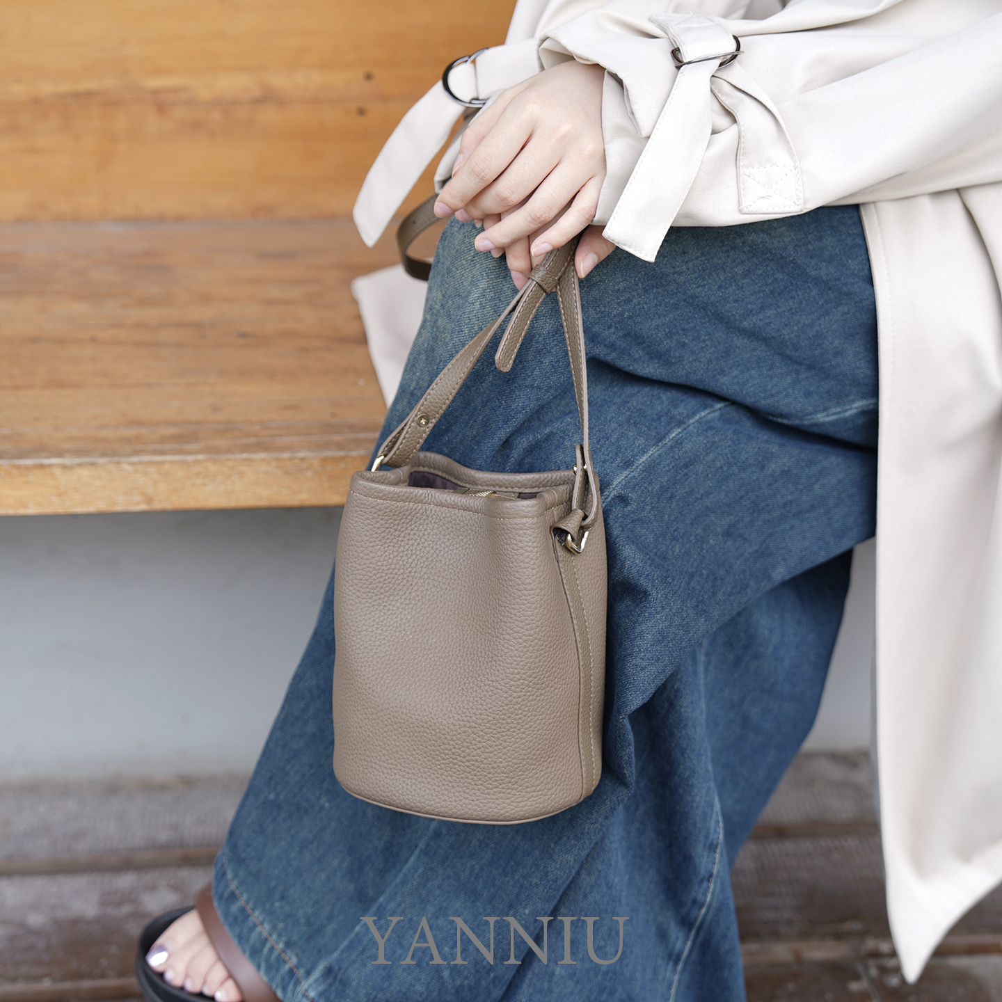 岩牛TC纹真皮手提水桶小包2025新款小众轻奢高级感斜跨软皮女款包 - 图1