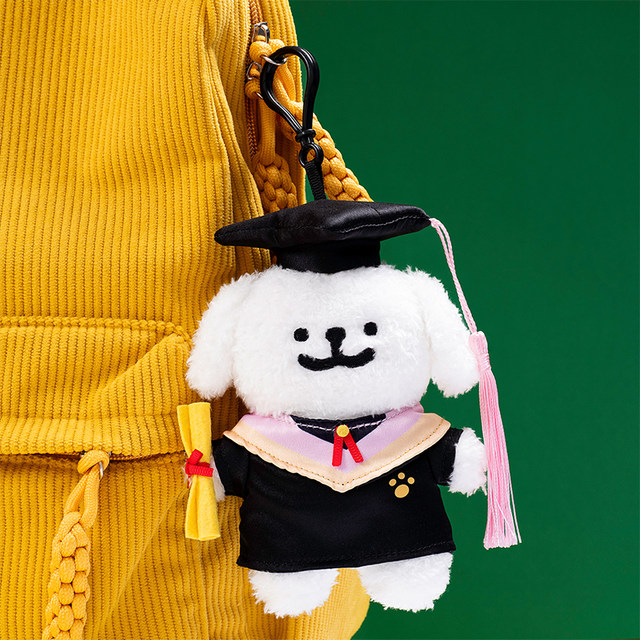 Line puppy Maltese ປະລິນຍາຕີເຄື່ອງແບບ plush pendant ສໍາລັບພາກຮຽນທໍາອິດຂອງໂຮງຮຽນ, ຂອງຂວັນສໍາລັບເພື່ອນຮ່ວມຫ້ອງ, ເພື່ອນຮ່ວມຫ້ອງ, ຫມູ່ເພື່ອນທີ່ດີທີ່ສຸດ, ຄູ່ຜົວເມຍ, ແມ່ຍິງ