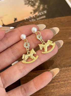 银针轻奢金色小马钱币珍珠吊坠女