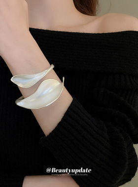 哑光金属夸张设计感花叶开口手镯